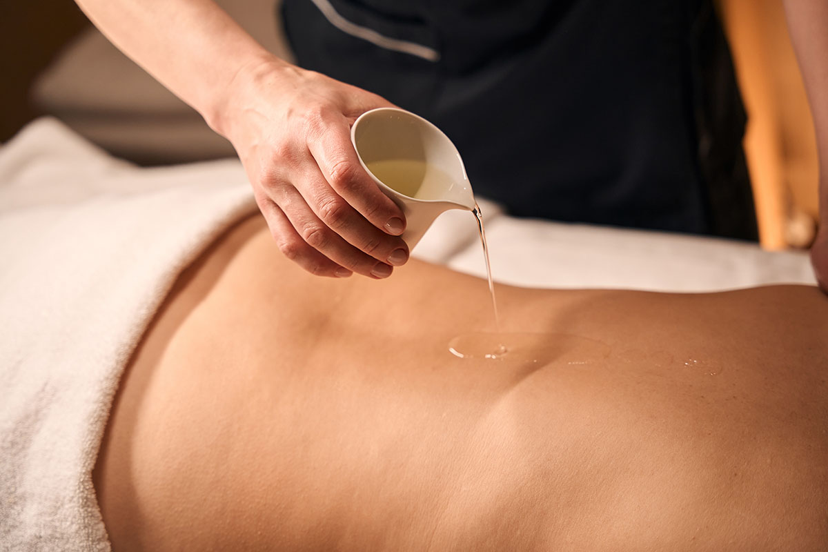 Read more about the article Best Oils for Swedish Massage