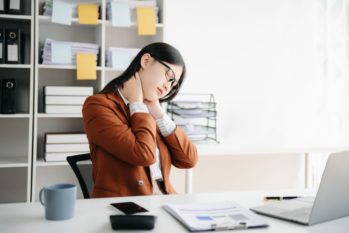 Read more about the article Swedish Massage for Office Workers: Undoing Desk Stress