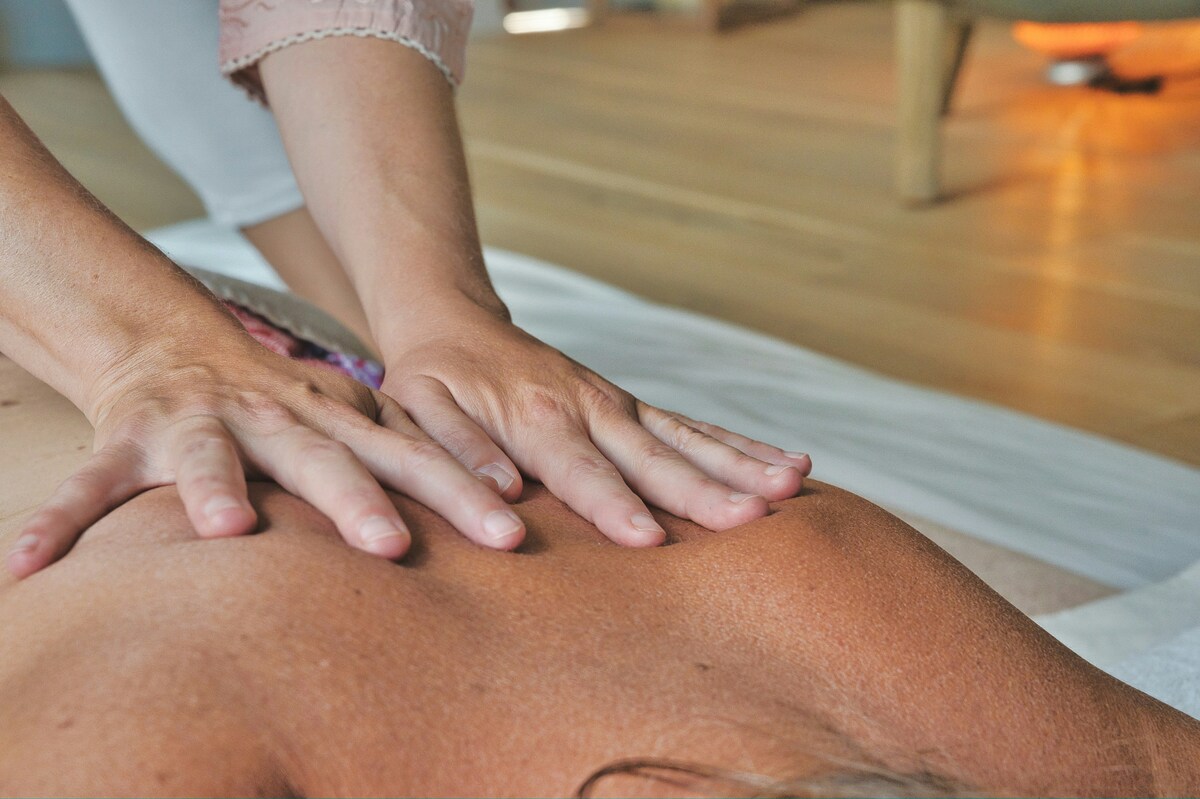 Read more about the article What to Expect in a Swedish Massage Session